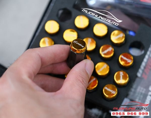 Bộ ốc take 20 nắp chụp  bảo vệ lazang ô tô màu vàng