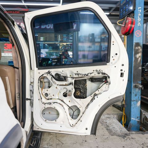 Cách âm cửa xe Ford Escape 2002