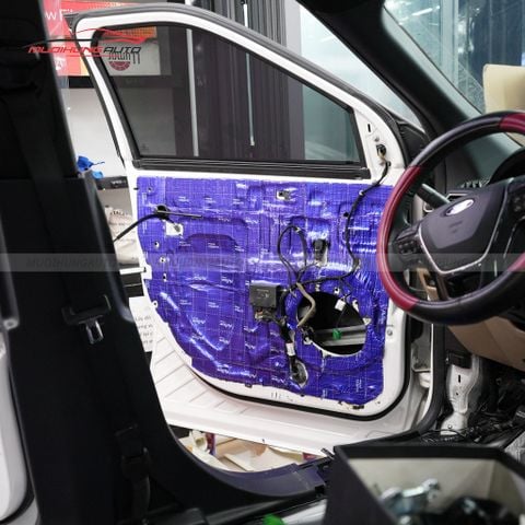 Dán cách âm chống ồn cửa xe Ford Explorer