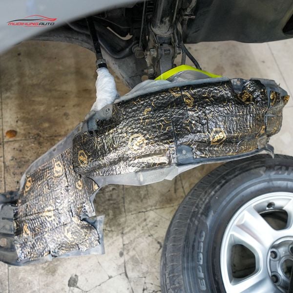 Cách Âm Hốc Bánh Ford Escape 2002