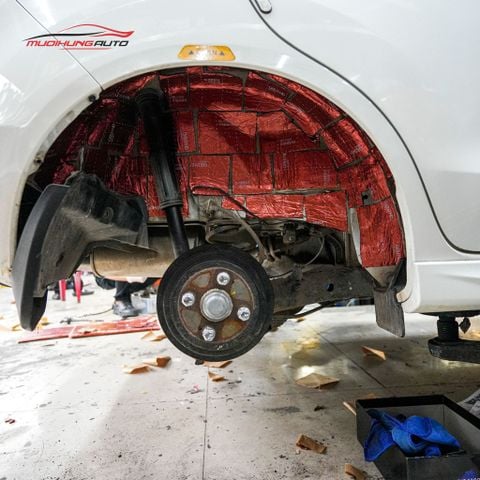 Cách âm 4 hốc bánh xe Honda Brio