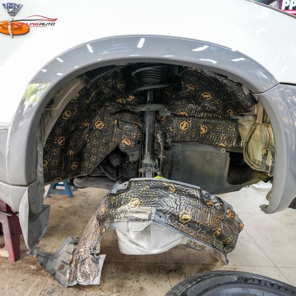 Cách Âm Hốc Bánh Ford Escape 2002