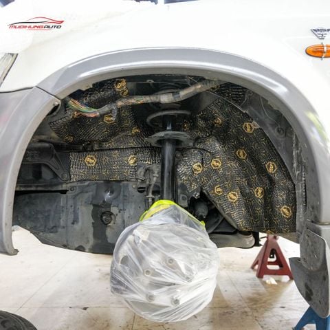 Cách âm hốc bánh Ford Escape 2002