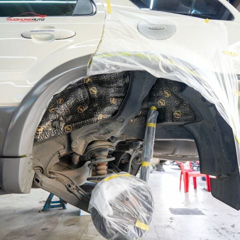 Cách âm hốc bánh Ford Escape 2002