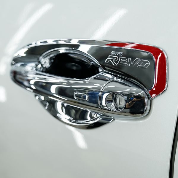 Chén Cửa Toyota Hilux Revo 2019-2020 chính hãng