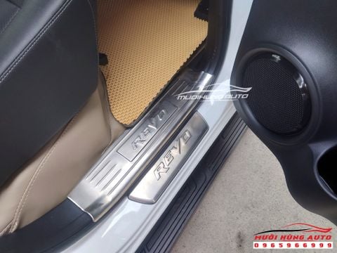 Bộ Nẹp Bước Chân Trong Ngoài Lắp Cho Toyota Hilux 2021 Tại TPHCM