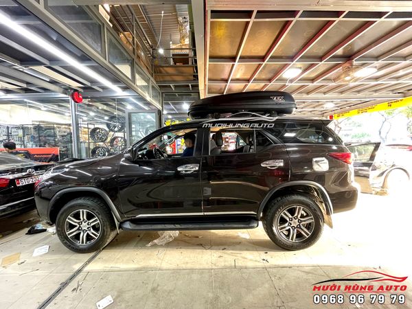 Lắp Cốp Nóc Phi Thuyền Màu Đen Cá Tính Cùng Baga 2 Thanh Ngang Cho Xe Fortuner