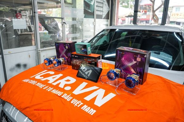 Độ 4 Bi LED Domax X-LED Pro Chính Hãng Aozoom Cho Xe Chrysler