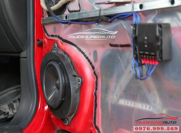 Độ Âm Thanh Sub Gầm Ghế Và Loa Cánh Cửa Xe Chevrolet Colorado