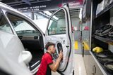 Độ Cửa Hít Owin Cao Cấp Cho Xe Volkswagen Teramont 2023