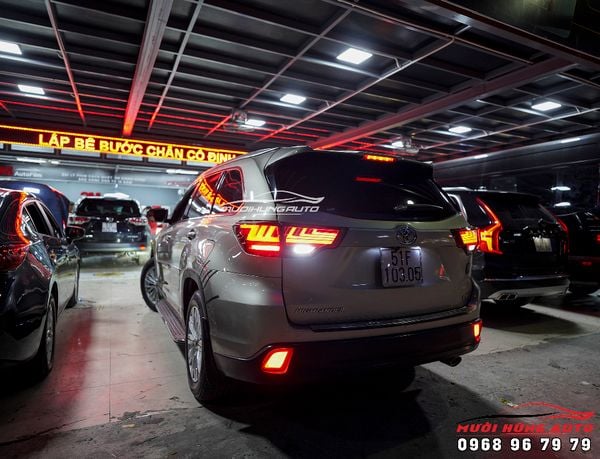 Thay Đèn Hậu Nguyên Cụm Và Độ LED Gầm Sau Cho Toyota Highlander Tại TPHCM