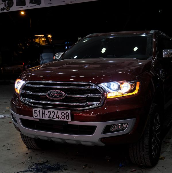 Độ Đèn Xe Ford Everest Đẳng Cấp Tại TPHCM