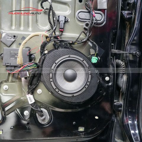 Độ loa cánh ô tô Ford Explorer