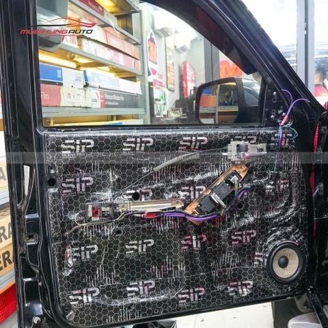 Độ loa cánh ô tô Ford Everest 2010