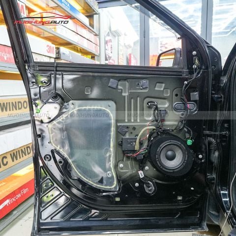 Độ loa cánh ô tô Ford Explorer