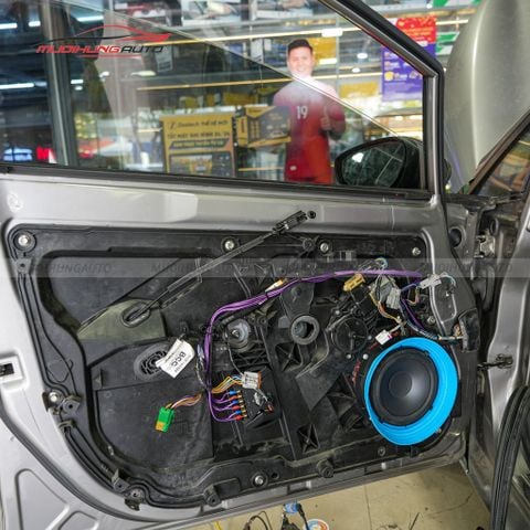 Độ loa cánh ô tô Ford Fiesta 2011