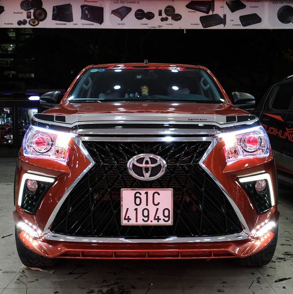 Độ Mặt Ga Lăng Kiểu Lexus Cho Xe Toyota Hilux 2020