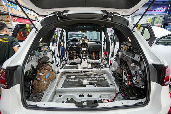 Dán Cách Âm Chống Ồn Thương Hiệu DrArtex Cho Xe Mercedes GLC300