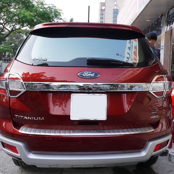 Lắp Nẹp Cốp Chống Trầy Xe Ford Everest