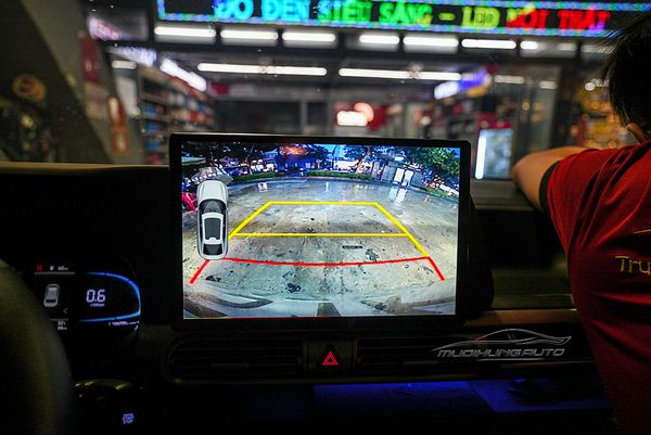 Lắp Màn Hình Android 13.1 Inch Cho Xe Ô Tô