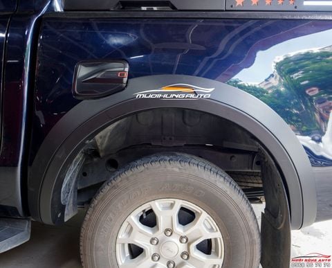 Gắn Ốp Cua Bánh Phản Quang Cho Xe Ford Ranger 2020