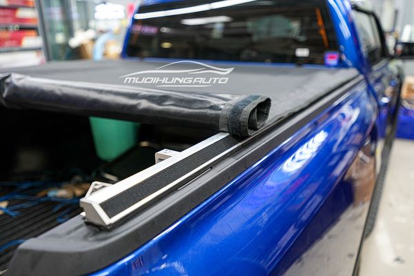 Lắp Nắp Thùng Cuộn Bạt Cho Xe Ford Ranger XLS 2023