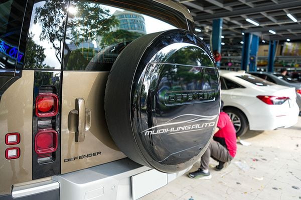 Gắn Ốp Lốp Dự Phòng Cao Cấp Cho Xe Land Rover Defender 2022