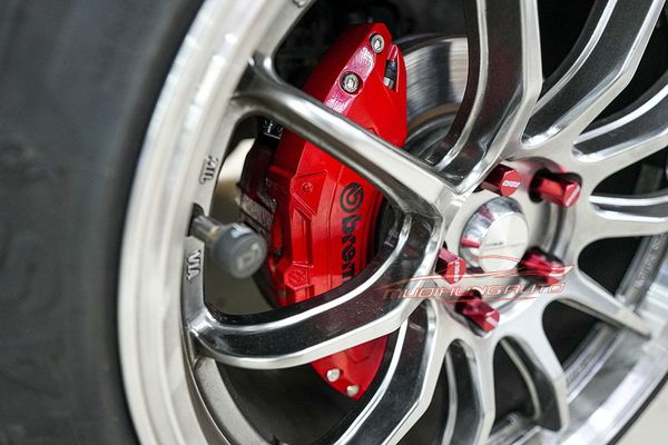 Gắn Ốp Má Phanh Brembo Cho Xe Mitsubishi Lancer Evolution