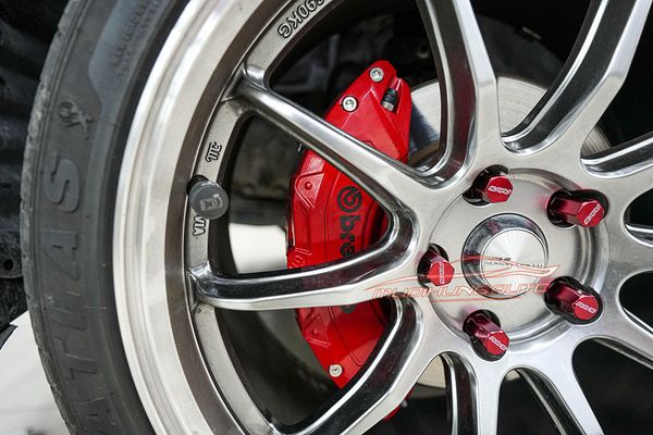 Gắn Ốp Má Phanh Brembo Cho Xe Mitsubishi Lancer Evolution