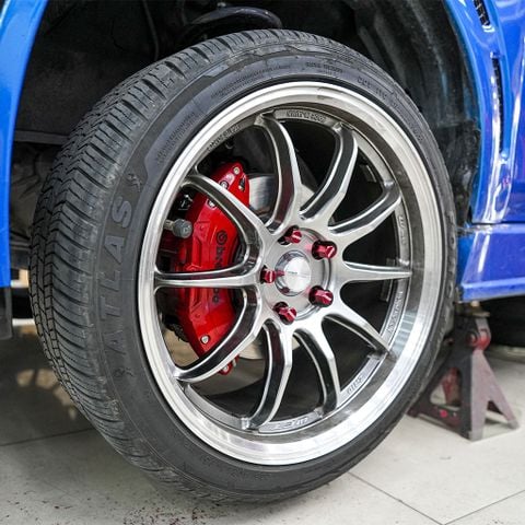 Gắn Ốp Má Phanh Brembo Cho Xe Mitsubishi Lancer Evolution