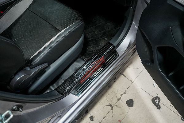 Gắn Nẹp bước Chân Cao Cấp Cho Xe Toyota Veloz Cross 2022