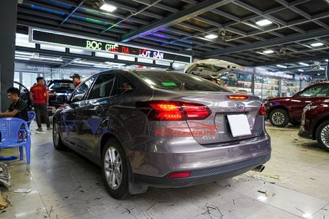 Thay Đèn Hậu Cao Cấp Cho Xe Ford Focus