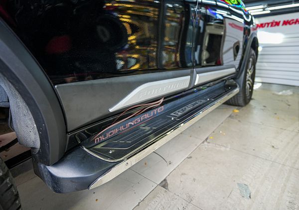 Ốp Mí Bệ Bước Cao Cấp Cho Xe Toyota Fortuner 2019