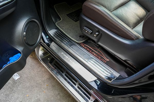 Lắp Nẹp Bước Chân Chống Trầy Cho Xe Toyota Fortuner 2019