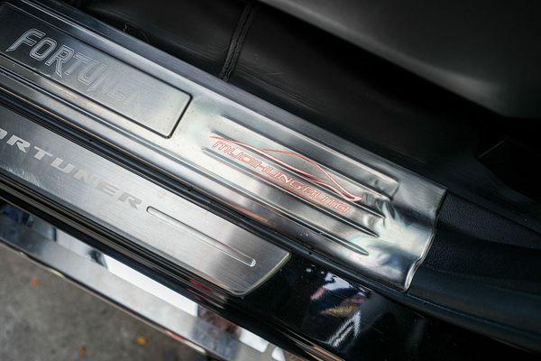 Lắp Nẹp Bước Chân Chống Trầy Cho Xe Toyota Fortuner 2019