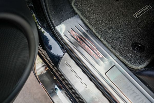 Lắp Nẹp Bước Chân Chống Trầy Cho Xe Toyota Fortuner 2019