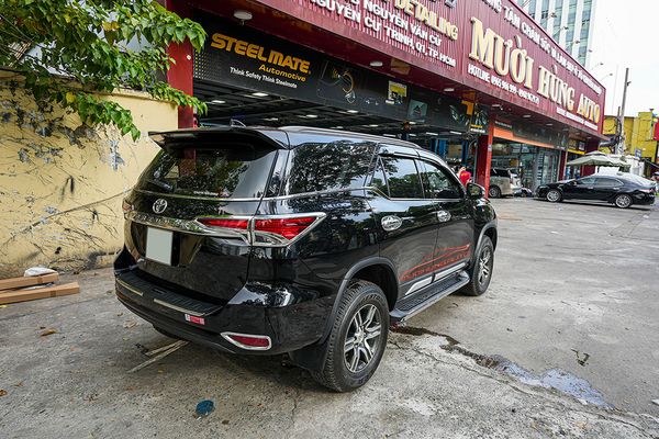 Ốp Mí Bệ Bước Cao Cấp Cho Xe Toyota Fortuner 2019