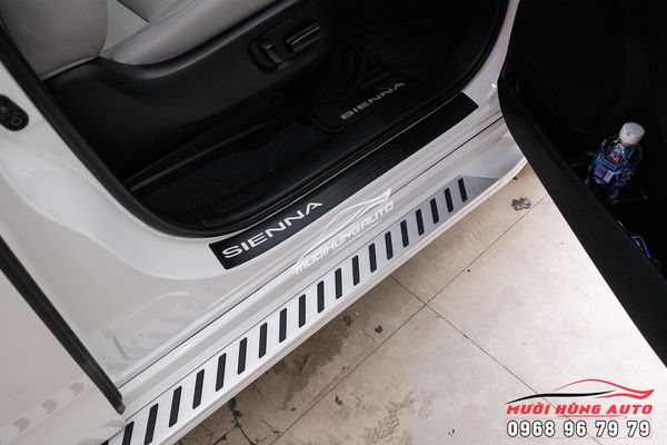 Gắn Bệ Bước Mẫu Sọc Mới Xe Toyota Sienna 2020 - 2021