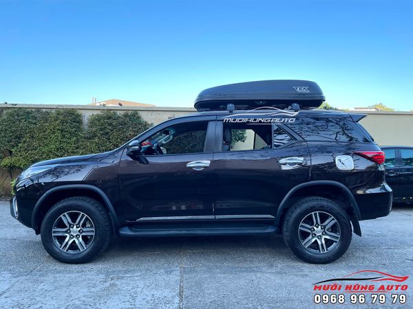 Lắp Cốp Nóc Phi Thuyền Màu Đen Cá Tính Cùng Baga 2 Thanh Ngang Cho Xe Fortuner