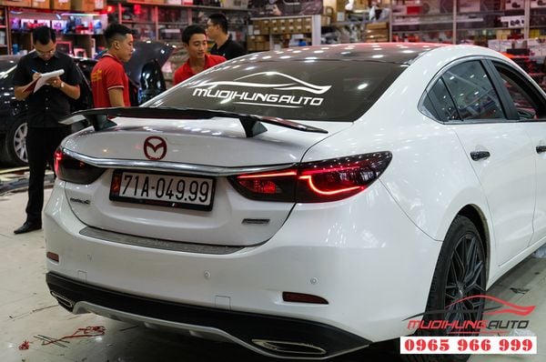 Gắn đuôi cá có đèn xe Mazda 6 2019