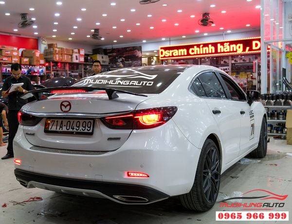 Gắn đuôi cá có đèn xe Mazda 6 2019