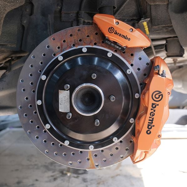 Gắn Hệ Thống Phanh Đĩa Brembo Chính Hãng Cho Xe Ô Tô