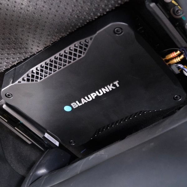 Gắn Loa Sub Gầm Ghế Blaupunkt XLf 180A Xe Hyundai Accent