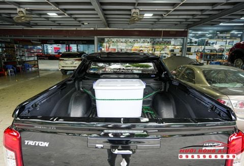Gắn Nắp Thùng Cuộn Option Roll Cao Cấp Cho Xe Mitsubishi Triton 2022