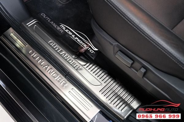 Gắn nẹp bước chân cho Mitsubishi Outlander