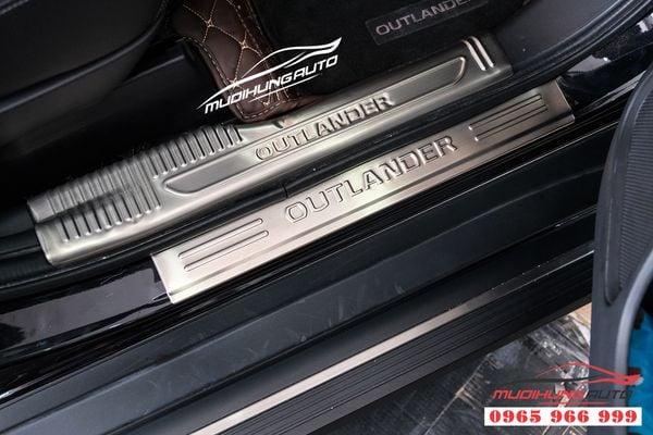 Gắn nẹp bước chân cho Mitsubishi Outlander