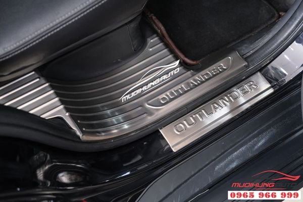 Gắn nẹp bước chân cho Mitsubishi Outlander