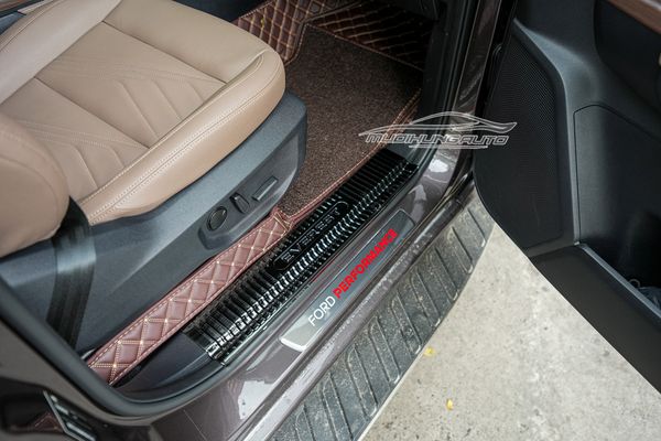 Gắn Nẹp Bước Chân Trong Mẫu Titan Cho Xe Ford Everest 2023