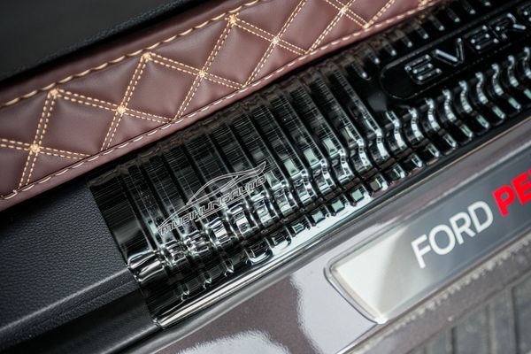 Gắn Nẹp Bước Chân Trong Mẫu Titan Cho Xe Ford Everest 2023