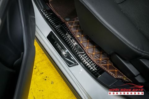 Gắn Nẹp Bước Chân Trong – Ngoài Cao Cấp Cho Xe Toyota Veloz Cross